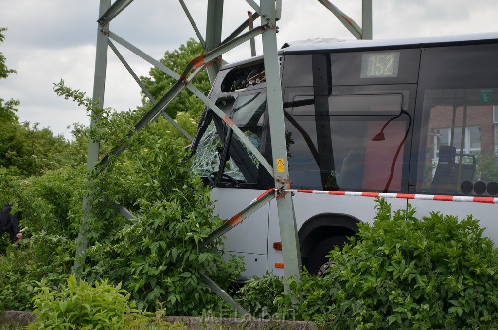 Schwerer Bus Unfall Koeln Porz Gremberghoven Neuenhofstr P191.JPG - Miklos Laubert